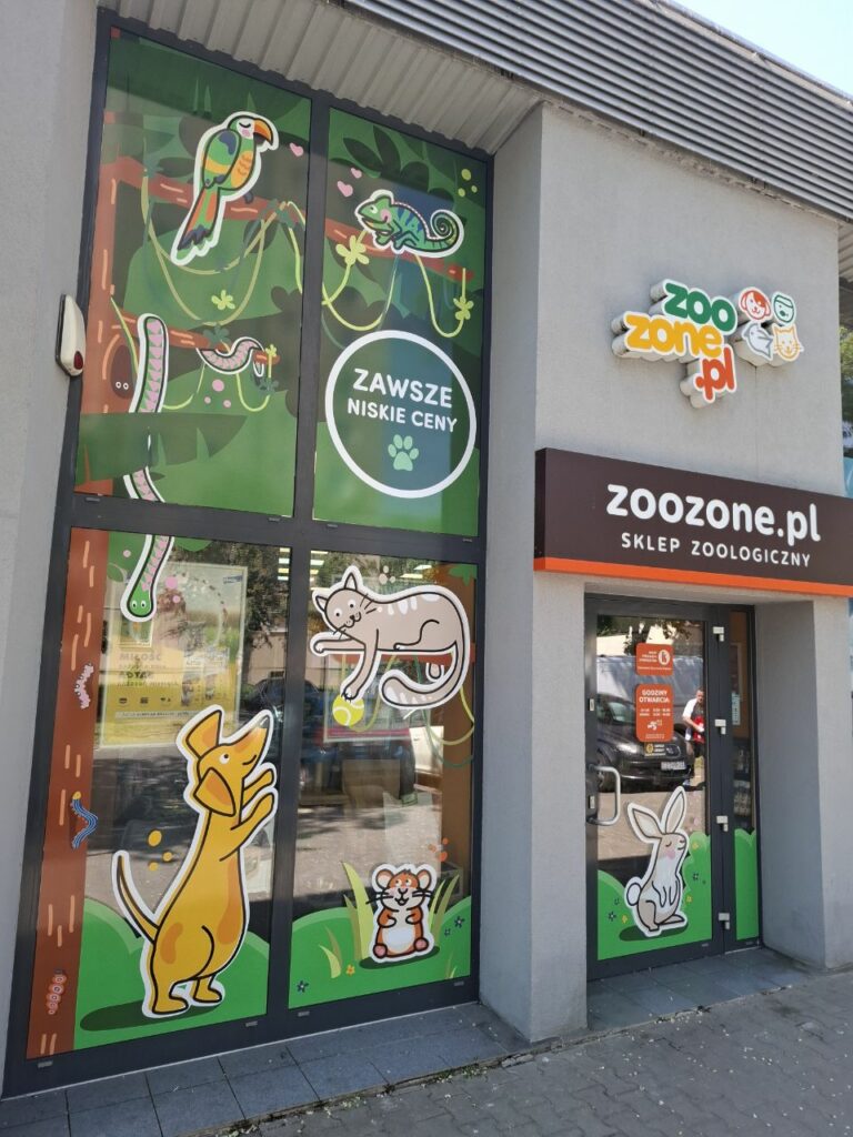 Kompleksowo oklejona witryna i wejście do sklepu zoologicznego ZooZone