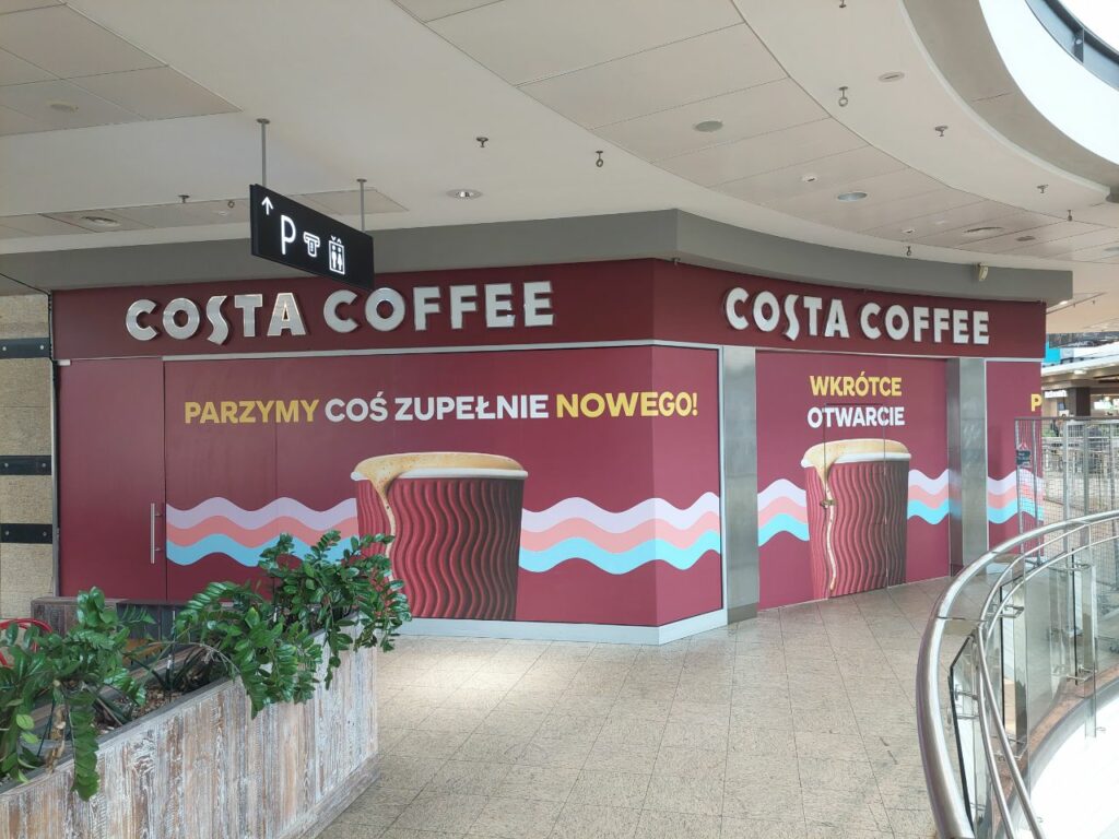 Oklejona witryna lokalu Costa Coffee przed otwarciem
