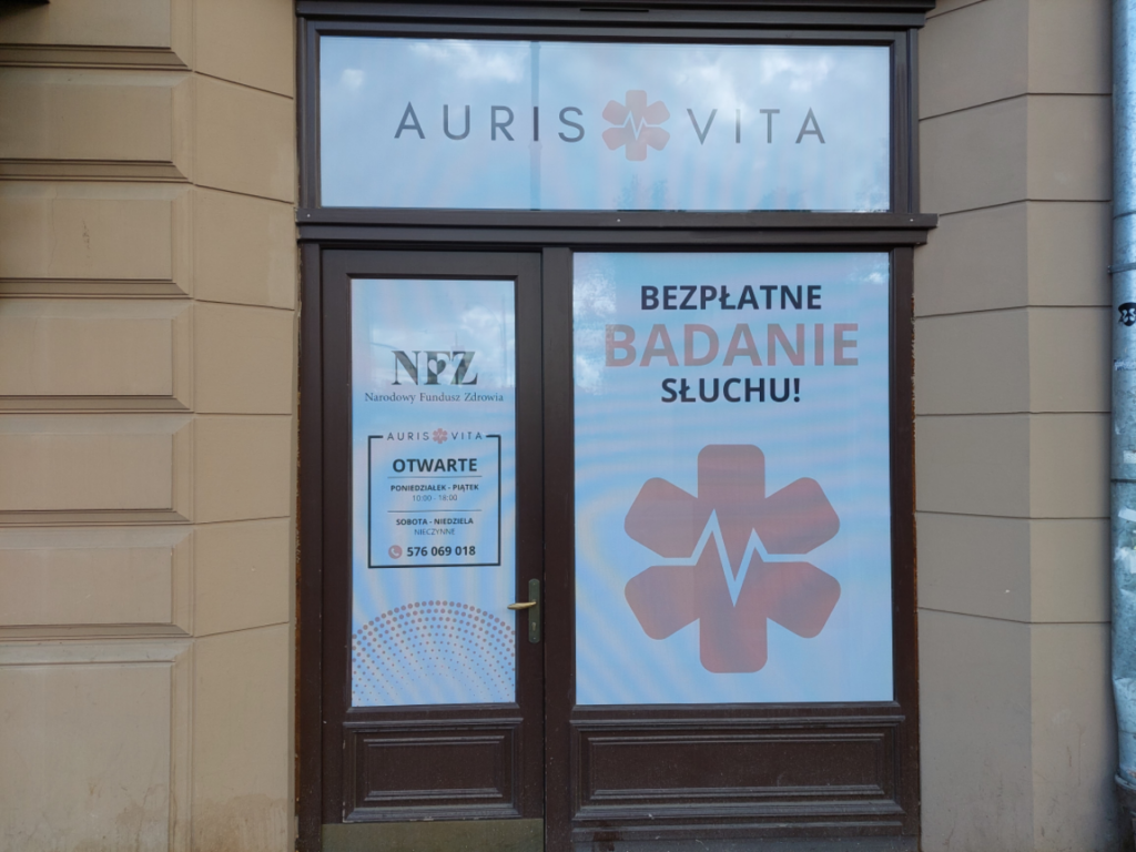 Oklejone witryny gabinetu badania słuchu Auris Vita