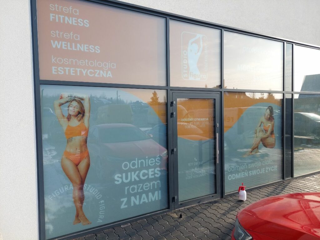 Oklejona witryna reklamowa Studio Figura w Łodzi