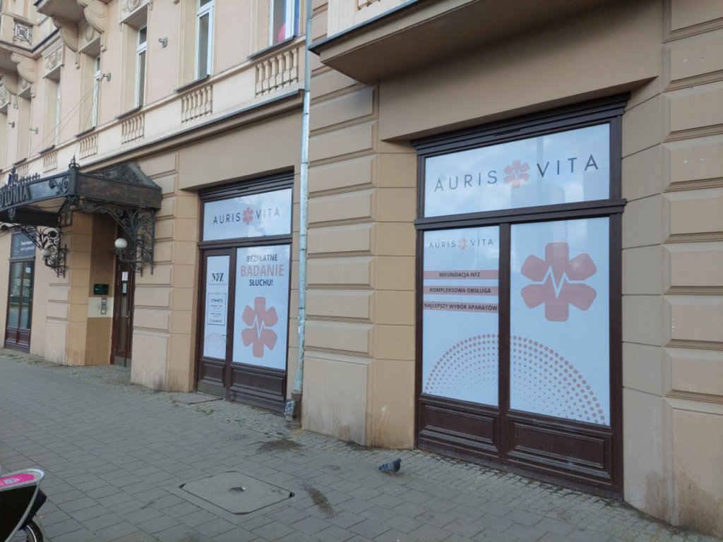 Oklejona witryna Auris Vita z reklamą bezpłatnego badania słuchu