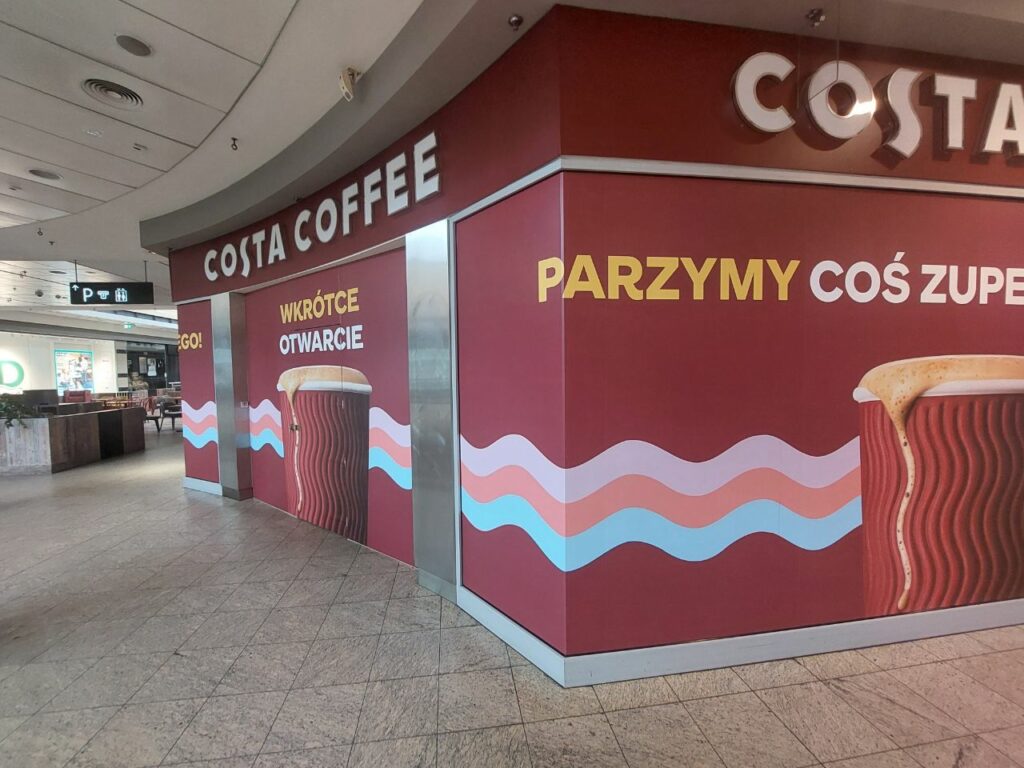 Kompleksowo oklejona witryna Costa Coffee w galerii handlowej