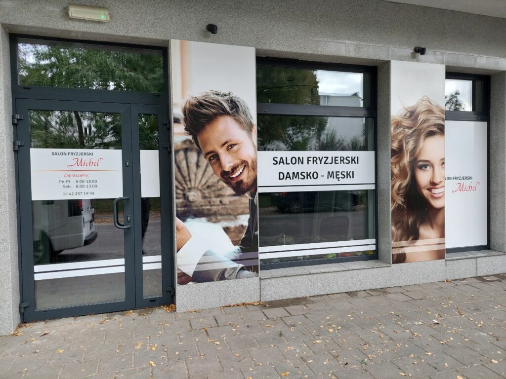 Kompleksowo oklejona witryna salonu fryzjerskiego Michel