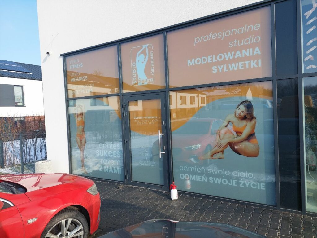 Reklama na oklejonej witrynie Studio Figura w Łodzi